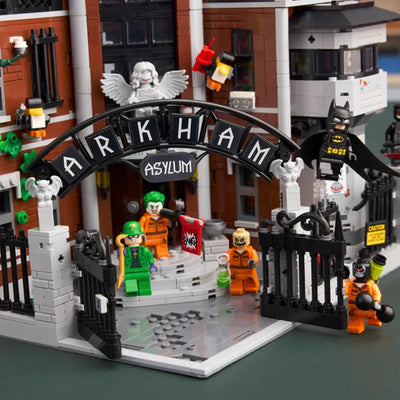 Arkham Asylum™ fotografia frontale dell'insegna dei cancelli dell'Arkham Asylum™