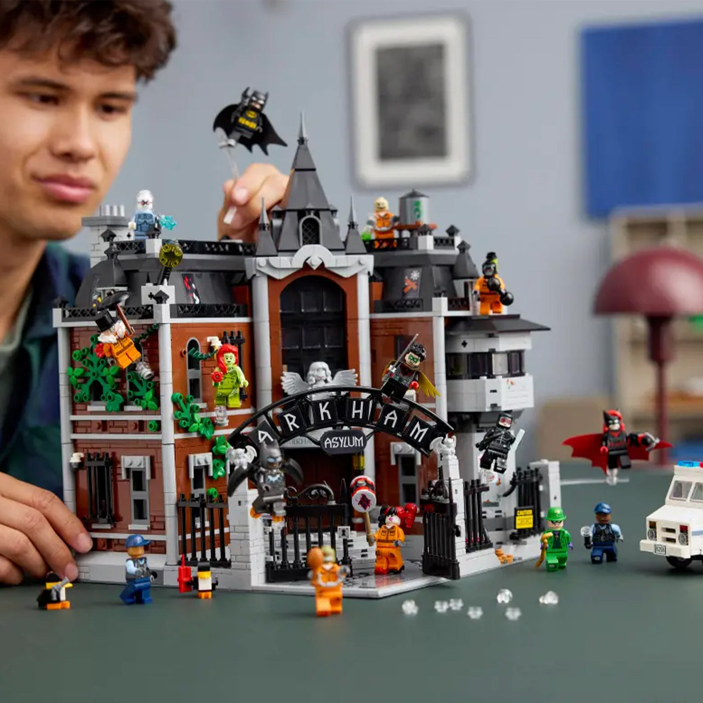Arkham Asylum™ fotografia ragazzo che costruisce il set lego