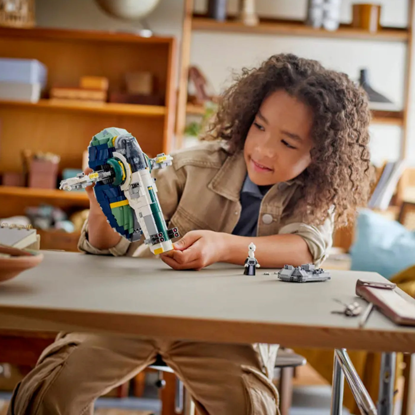 Astronave di Jango Fett fotografia bambino che tiene il set lego tra le mani in ambiente domestico