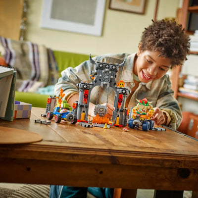 Mario Kart™ – Castello di Bowser fotografia bambino che gioca con il set lego costruito