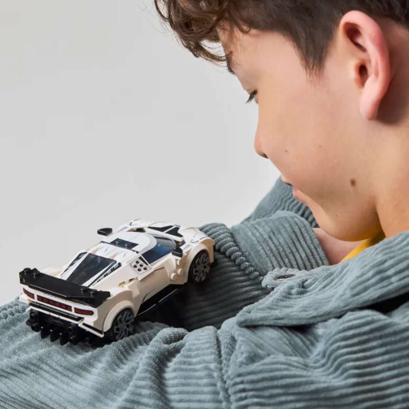 Hyper Sports Car Bugatti Centodieci fotografia bambino che gioca con il set lego costruito