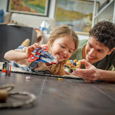 Captain America contro Thanos fotografia bambina e padre che giocano con il set lego costruito