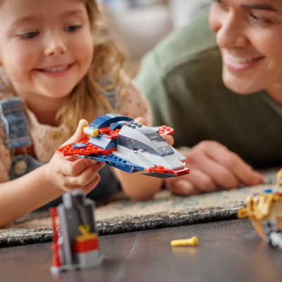 Captain America contro Thanos fotografia bambina che tiene il set lego costruito tra le mani
