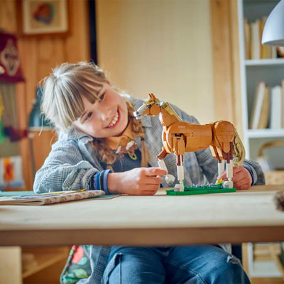 Cavallo meraviglioso fotografia bambina che gioca con il set lego costruito