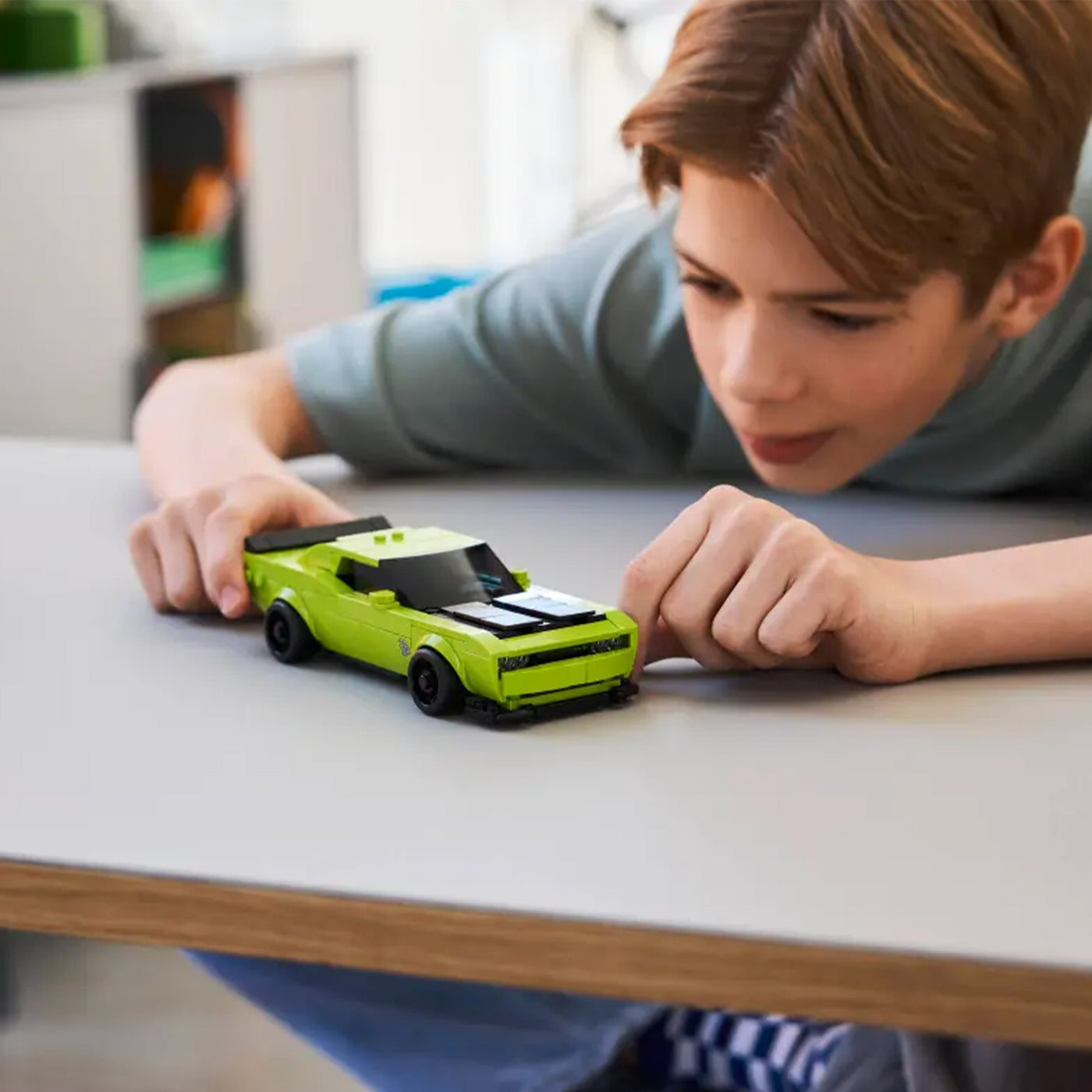 Sports Car Dodge Challenger SRT Hellcat fotografia ragazzo che gioca con il set lego costruito