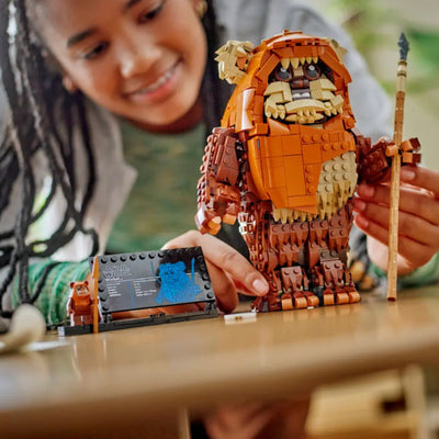Wicket™ l'Ewok fotografia frontale del set lego costruito e ragazza che lo tiene tra le mani