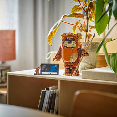 Wicket™ l'Ewok fotografia del set lego costruito in ambiente domestico da esposizione
