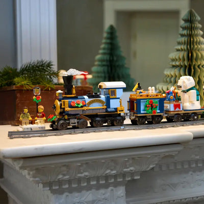 Treno espresso festivo fotografia del set lego costruito in ambiente da esposizione domestico