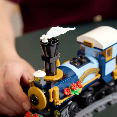 Treno espresso festivo fotografia dettaglio con zoom del trenino del set lego