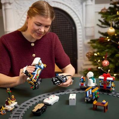 Treno espresso festivo fotografia donna che costruisce il set lego