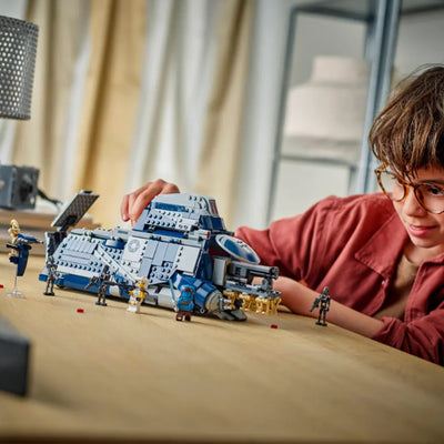 MTT™ separatista Battaglia di Felucia fotografia di bambino che gioca con il set lego costruito