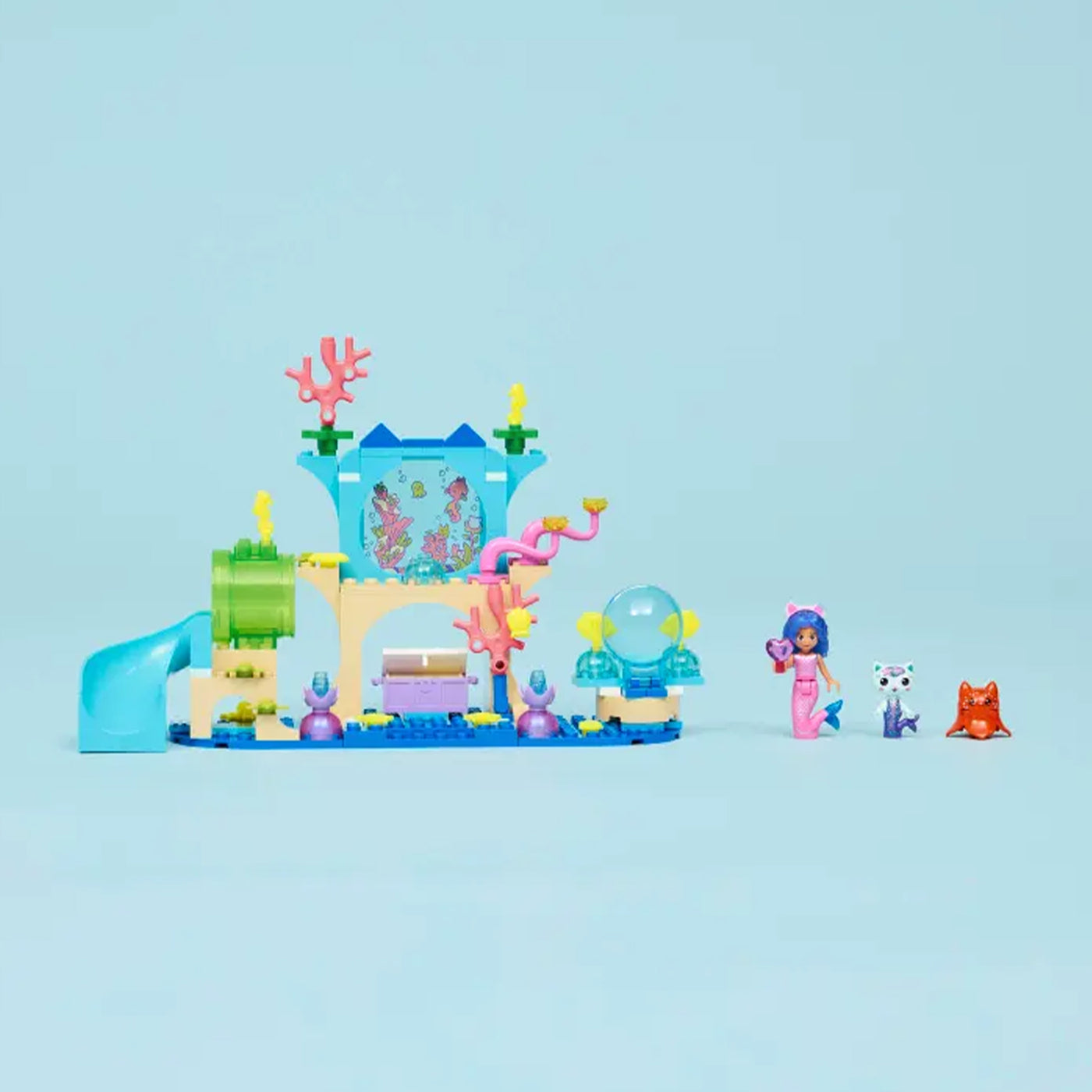 Avventura nell’acquario di Gabby sirena fotografia del set lego disposto orizzontalmente con sfondo azzurro