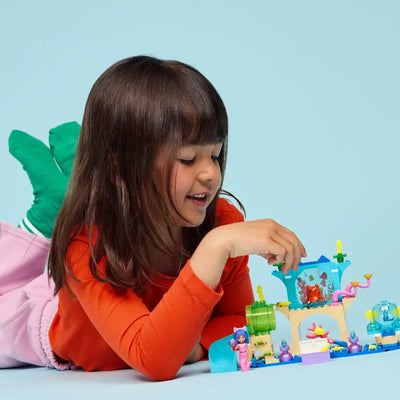Avventura nell’acquario di Gabby sirena fotografia bambina che gioca con il set lego costruito
