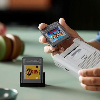 Game Boy™ fotografia dettaglio cartucce inseribili nel set lego costruito