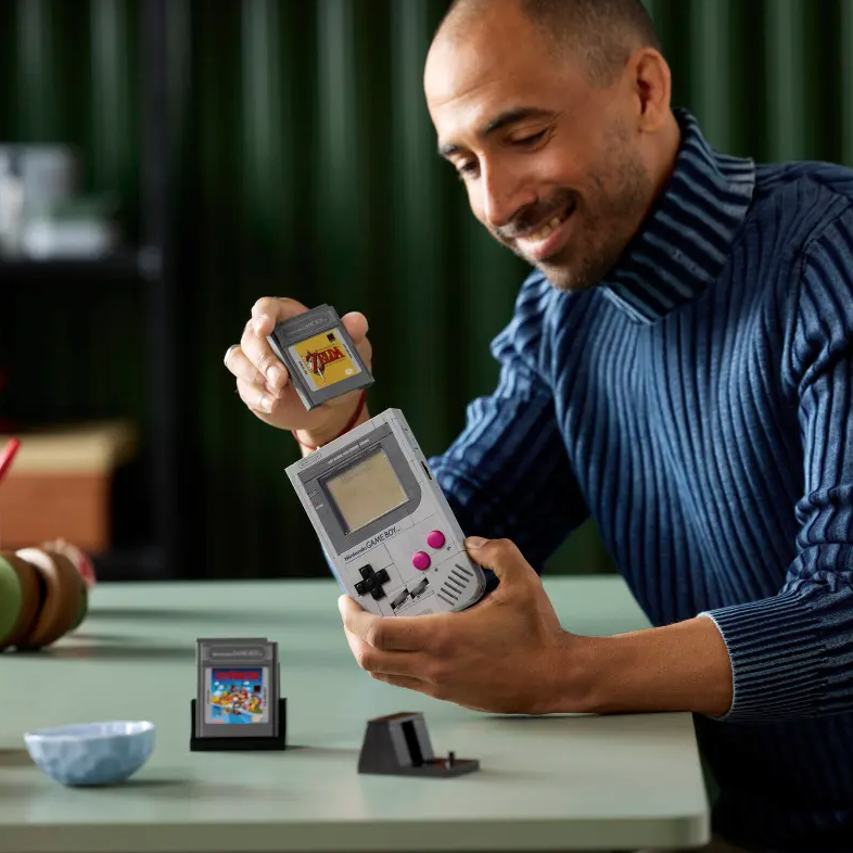 Game Boy™ fotografia uomo con in mano il set lego costruito