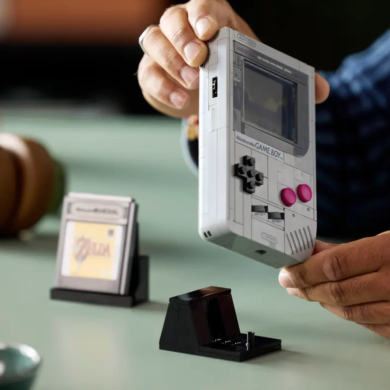 Game Boy™ fotografia del set lego tra le mani di un uomo