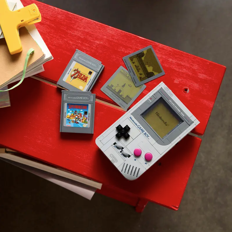 Game Boy™ fotografia dall'alto del set lego costruito in ambiente domestico da esposizione