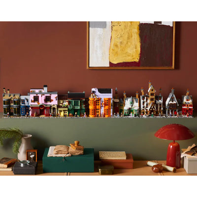 Villaggio di Hogsmeade™ – Edizione del Collezionista fotografia del set lego completo con altro set lego harry potter in ambiente domestico da esposizione
