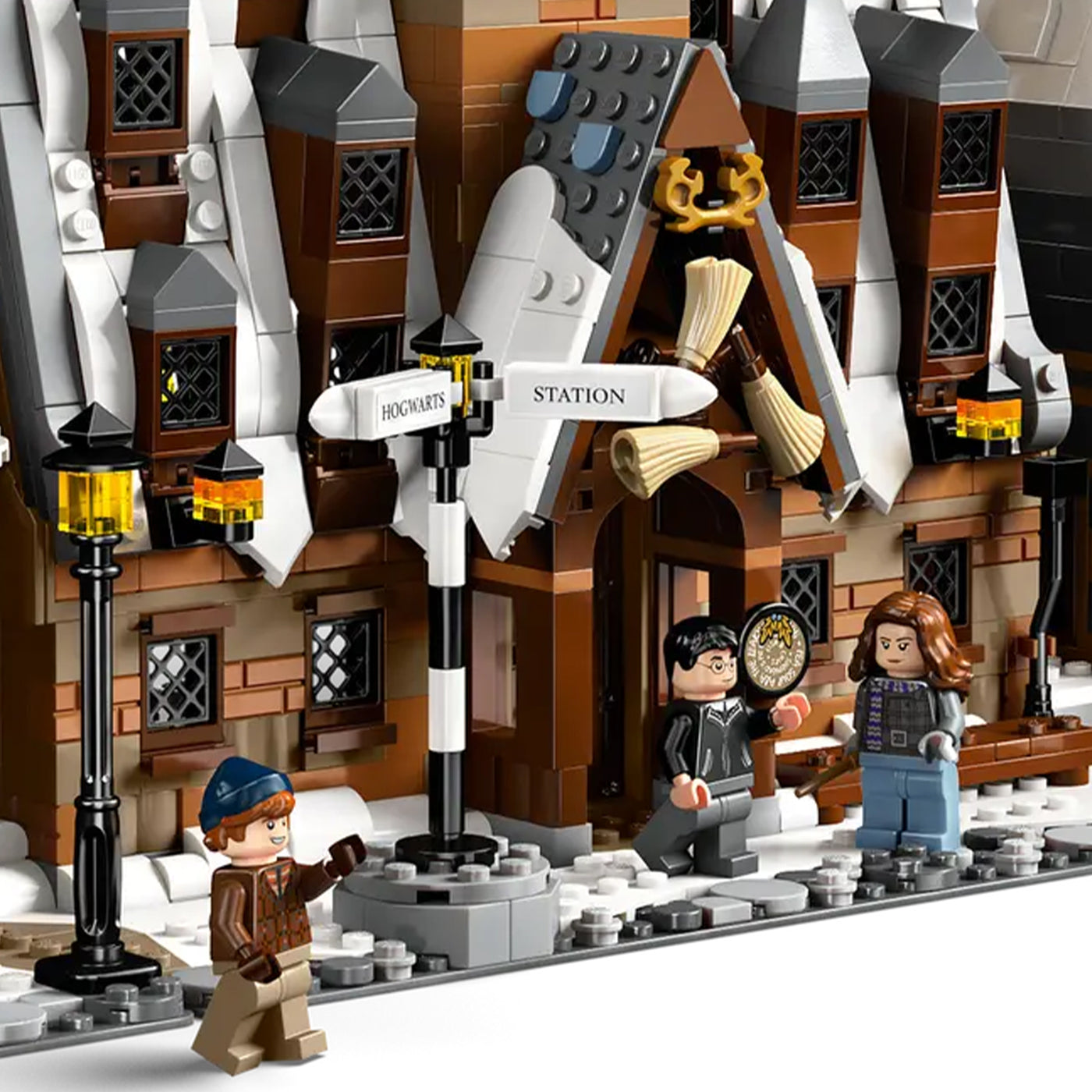 Villaggio di Hogsmeade™ – Edizione del Collezionista visione con zoom dettaglio palo segnaletico
