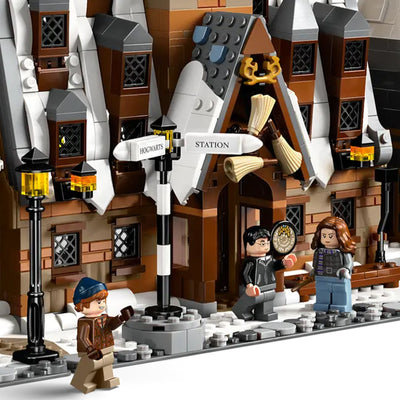 Villaggio di Hogsmeade™ – Edizione del Collezionista visione con zoom dettaglio palo segnaletico