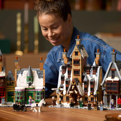 Villaggio di Hogsmeade™ – Edizione del Collezionista fotografia del set lego costruito in ambiente domestico da esposizione con donna di sfondo