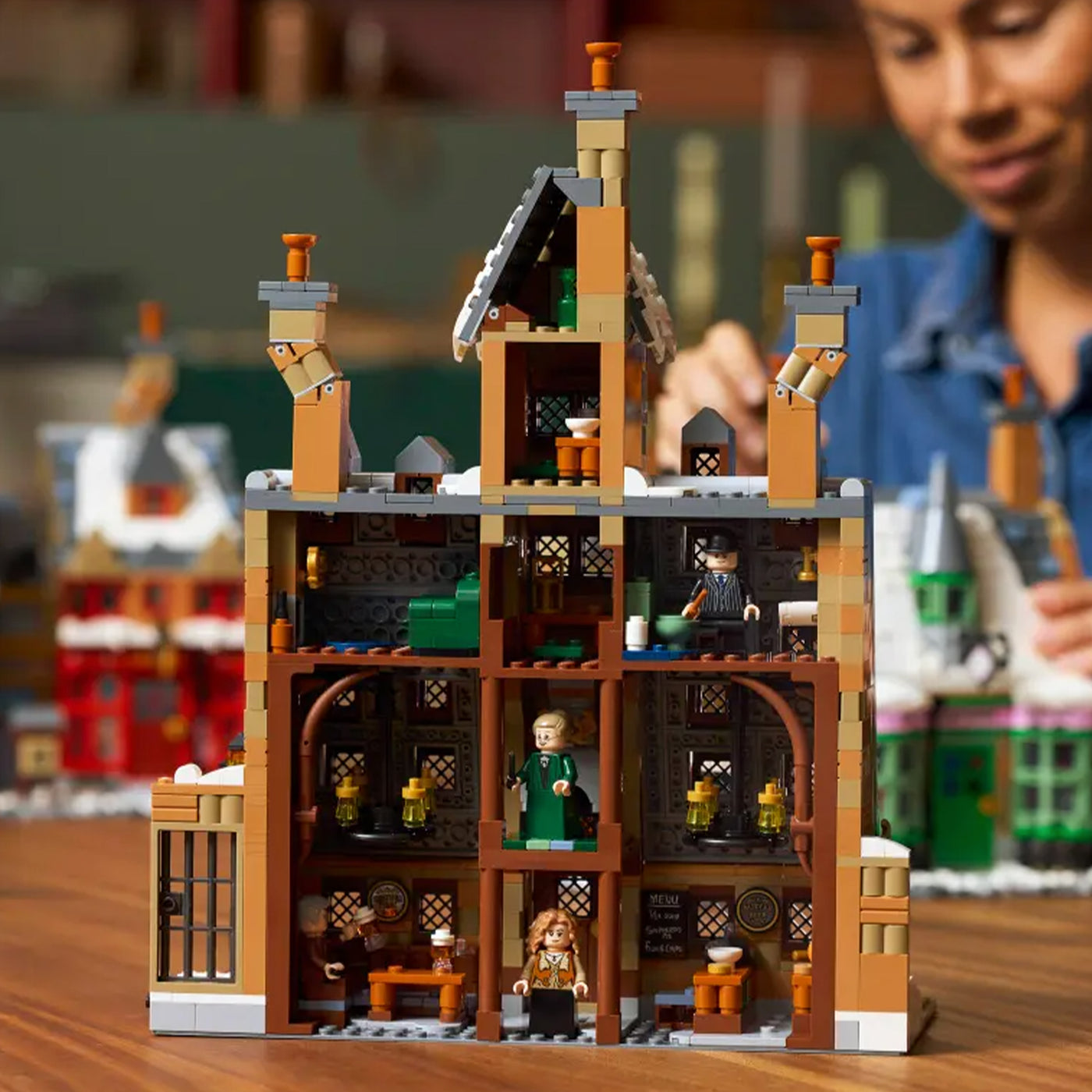Villaggio di Hogsmeade™ – Edizione del Collezionista fotografia delle stanze del set lego con donna di sfondo