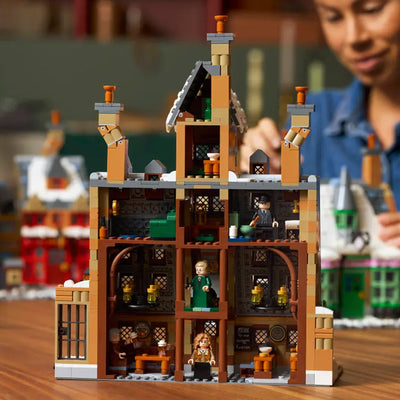 Villaggio di Hogsmeade™ – Edizione del Collezionista fotografia delle stanze del set lego con donna di sfondo