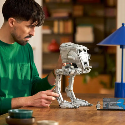 Walker AT-ST™ fotografia uomo che tiene il set lego costruito tra le mani