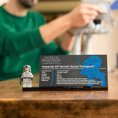 Walker AT-ST™ fotografia con zoom della targhetta nominativa del set lego costruito con minifigure inclusa