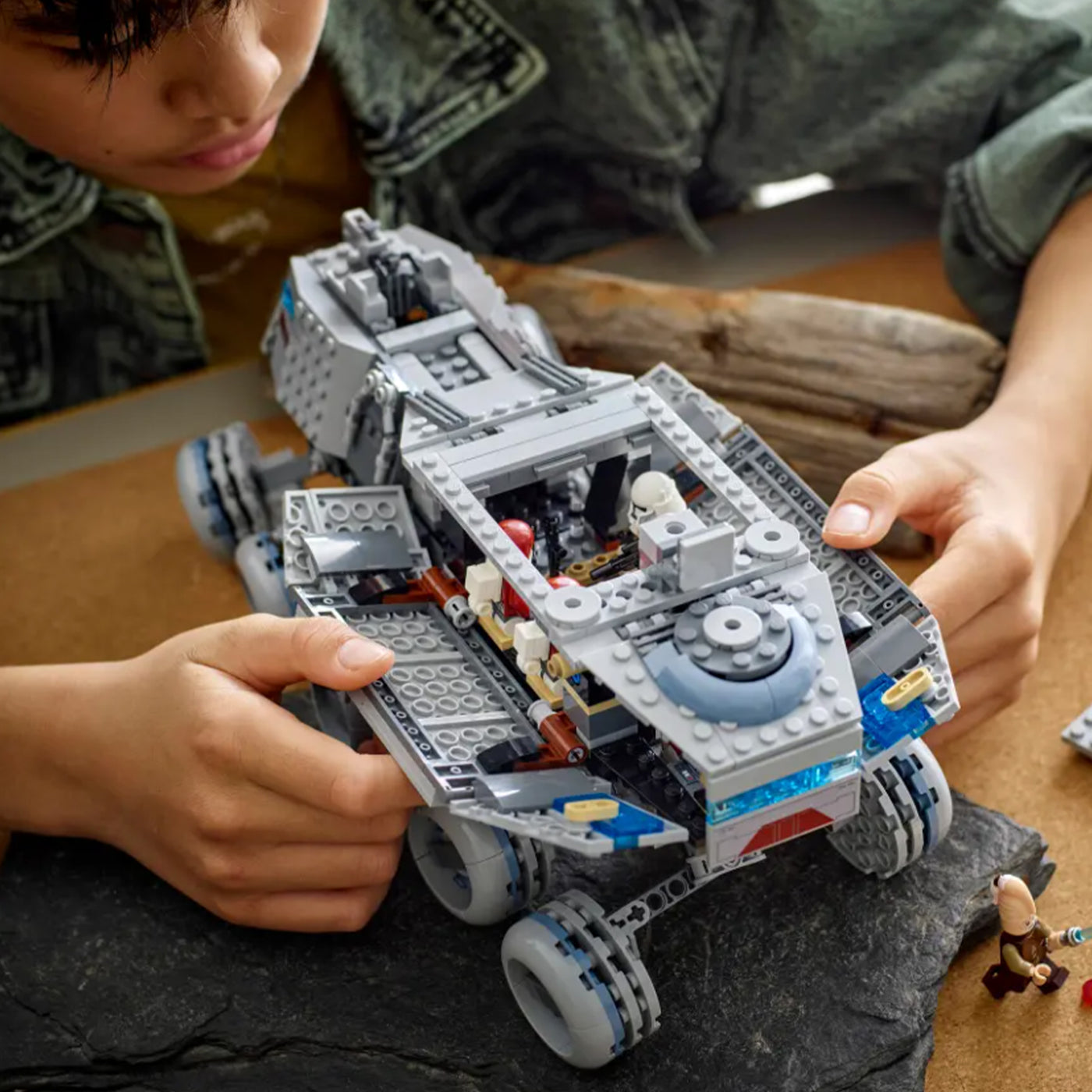 Juggernaut della Repubblica fotografia ragazzino che apre il set lego costruito per giocare