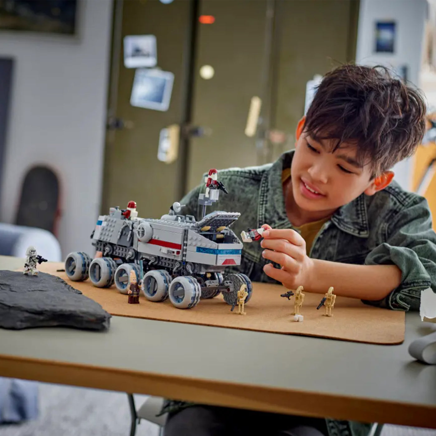 Juggernaut della Repubblica fotografia ragazzo che gioca con il set lego costruito