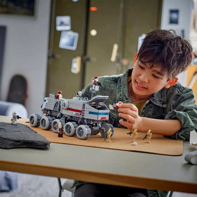 Juggernaut della Repubblica fotografia ragazzo che gioca con il set lego costruito