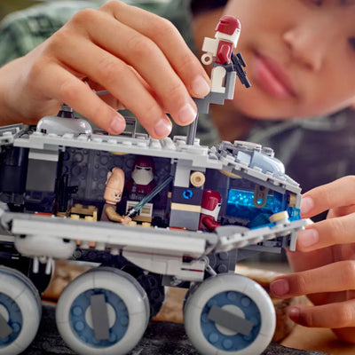 Juggernaut della Repubblica fotografia del set lego in primo piano tra le mani di un ragazzino