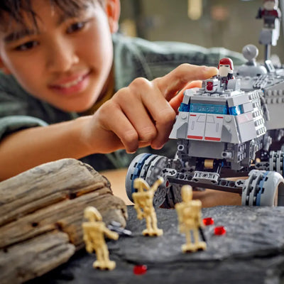 Juggernaut della Repubblica fotografia ragazzo che gioca con il set lego