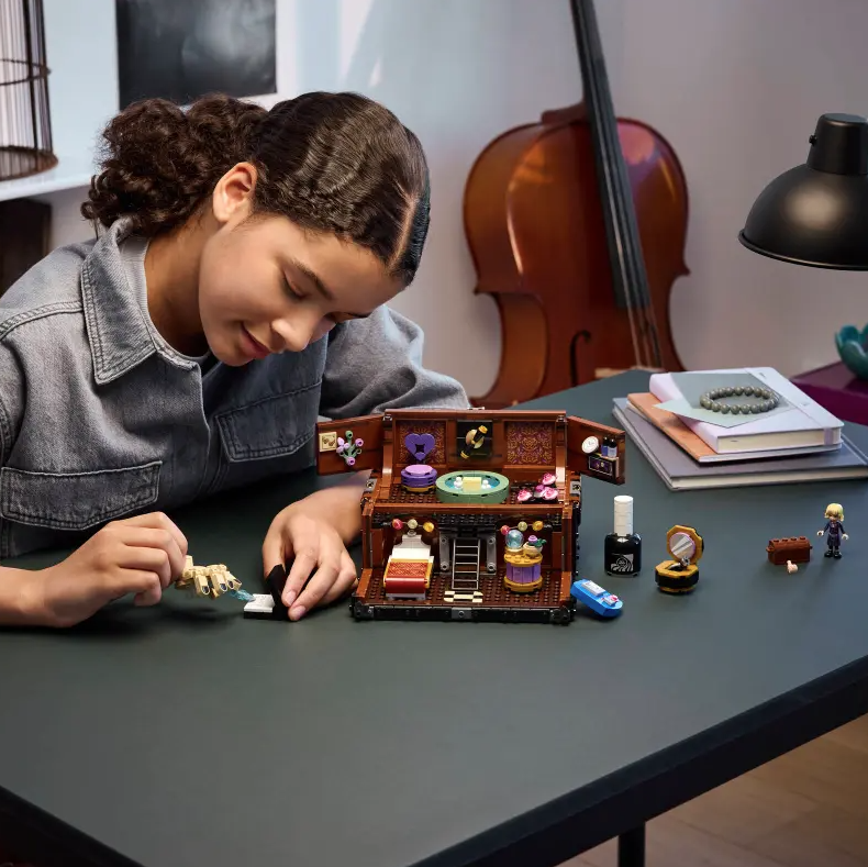 Appartamento di Mano fotografia ragazza che gioca con il set lego costruito