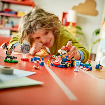 Mario Kart™ – LEGO® Mario™ interattivo e Kart standard fotografia bambina che gioca con il set lego costruito