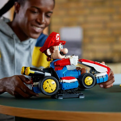 Mario Kart™: Mario e Kart standard fotografia laterale del set lego costruito tenuto tra le mani da un ragazzo