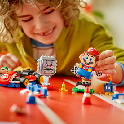 Mario Kart™ – LEGO® Mario™ interattivo e Kart standard fotografia bambina che gioca con il set lego costruito