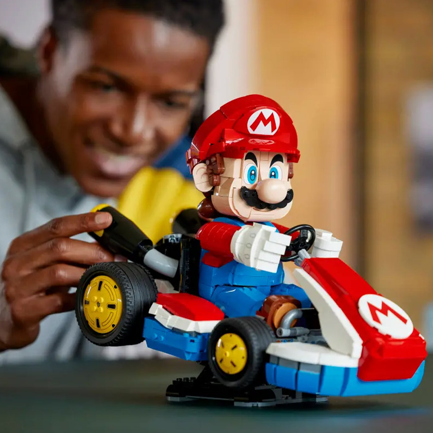 Mario Kart™: Mario e Kart standard fotografia del set lego costruito in primo piano tra le mani di un ragazzo