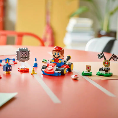 Mario Kart™ – LEGO® Mario™ interattivo e Kart standard fotografia del set lego costruito in ambiente domestico da esposizione