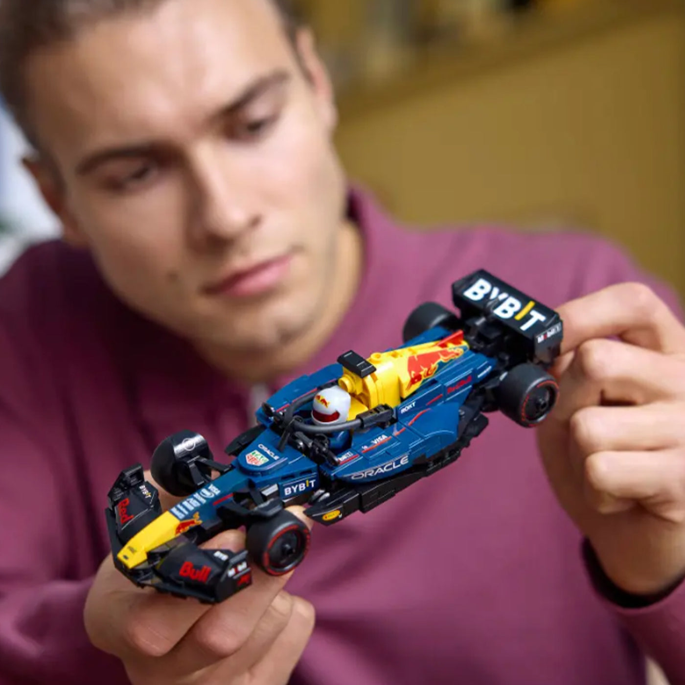 Auto da corsa F1® Oracle Red Bull Racing RB20 fotografia ragazzo che tiene il set lego costruito tra le mani