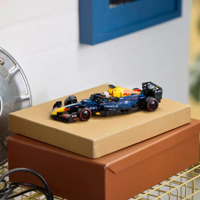 Auto da corsa F1® Oracle Red Bull Racing RB20 fotografia del set lego costruito in ambiente domestico da esposizione