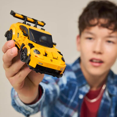 Super car Porsche 911 GT3 RS fotografia ragazzo che tiene set lego costruito tra le mani