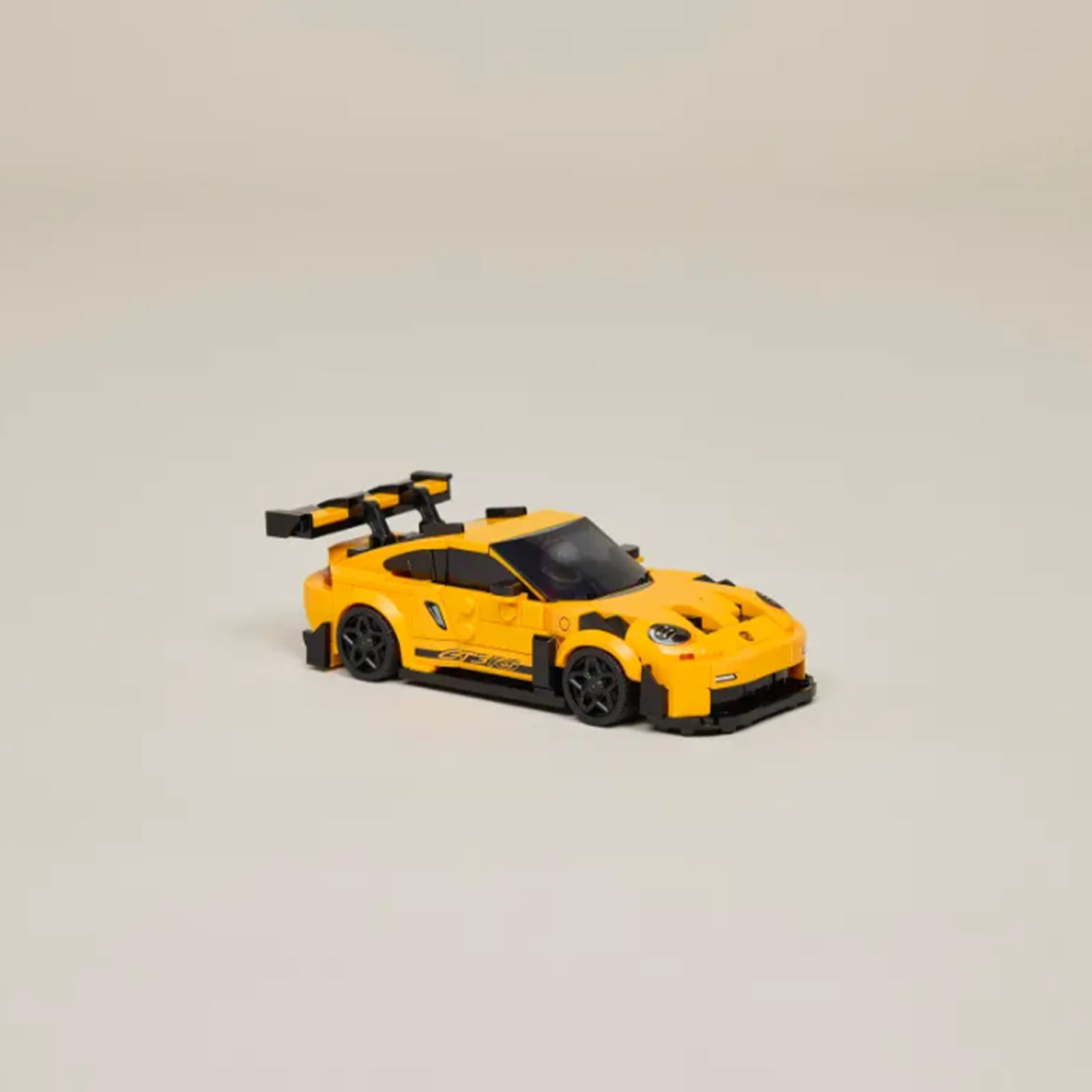 Super car Porsche 911 GT3 RS fotografia con prospettiva laterale del set lego costruito con sfondo grigio