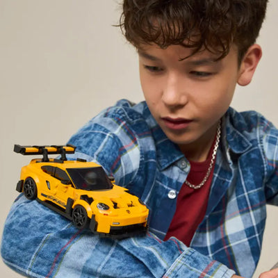 Super car Porsche 911 GT3 RS fotografia ragazzo che gioca con il set lego costruito