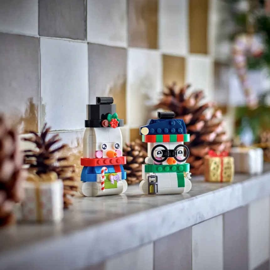 Pupazzi di neve ornamentali fotografia del set lego costruito in ambiente domestico da esposizione