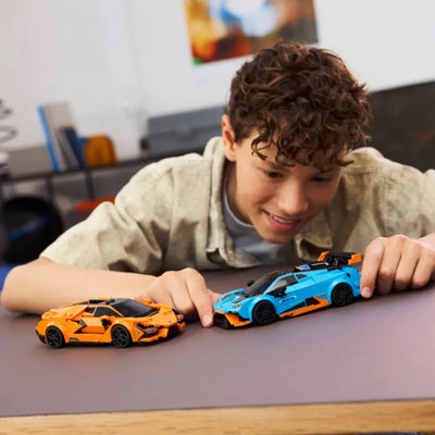 Lamborghini Revuelto e Huracán STO fotografia ragazzo che gioca con il set lego costruito