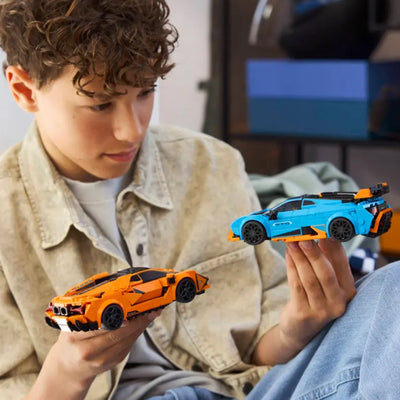 Lamborghini Revuelto e Huracán STO fotografia ragazzo che tiene il set lego tra le mani