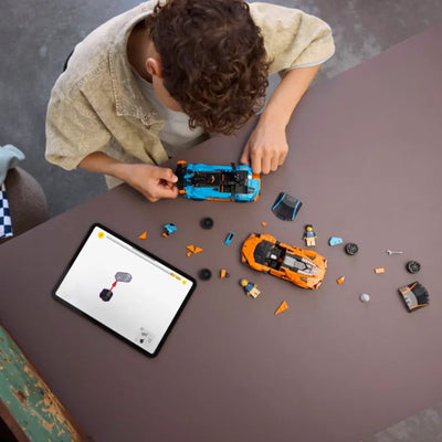 Lamborghini Revuelto e Huracán STO fotografia dall'alto del set lego in costruzione