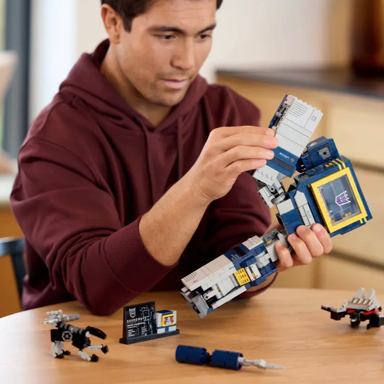 Transformers: Soundwave fotografia uomo che compone il set lego smontato